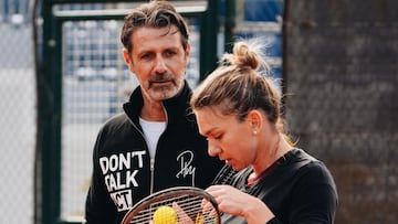 Simona Halep, junto a Patrick Mouratoglou, su entrenador.