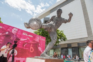 Vista de la escultura Andrés Iniesta.