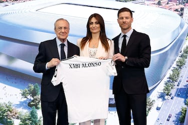 Florentino Pérez, Nagore Aranburu y Xabi Alonso posan en con la camiseta del Madrid en la presentación del técnico tolosarra.
