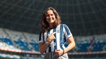 Merel Van Dongen posa con la camiseta de Rayadas en el Gigante de Acero.