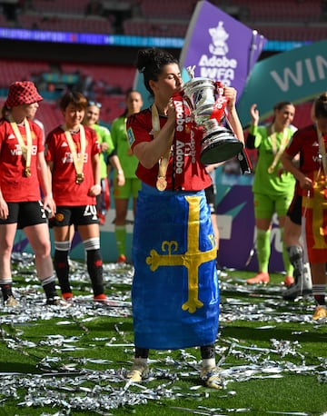 London (United Kingdom), 12/05/2024.- Manchester United's Lucia Garcia kisses the trophy after winning the Women's FA Cup final between Manchester United and Tottenham Hotspur, in London, Britain, 12 May 2024. (Reino Unido, Londres) EFE/EPA/DANIEL HAMBURY EDITORIAL USE ONLY. No use with unauthorized audio, video, data, fixture lists, club/league logos, 'live' services or NFTs. Online in-match use limited to 120 images, no video emulation. No use in betting, games or single club/league/player publications.
