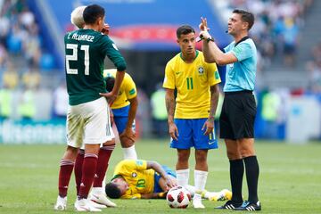 El árbitro pita falta a Edson Álvarez a favor de Neymar.
