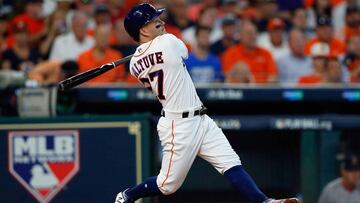 José Altuve se convierte en el noveno jugador que consigue tres home runs en un partido de playoffs en la victoria de los Astros sobre los Red Sox.