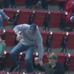 Rozó la tragedia: cae varias filas abajo... ¡por coger la pelota!