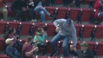 Roz¨® la tragedia: cae varias filas abajo... ?por coger la pelota!