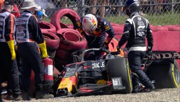 Después de un esprint en el que Max adelantó a Lewis, la primera vuelta de la carrera enzarzó a los dos rivales por el título. En Copse, Verstappen defendió una mejor trazada por el exterior pero se encontró con la oposición de Lewis, que no levantó. Se tocaron y el Red Bull se estampó con las protecciones a unos 150 kilómetros por hora. Max acabó en el hospital para comprobar que todo estaba correcto. Desde la habitación vio por televisión la celebración de Hamilton, quien a pesar de recibir una sanción de diez segundos ganó la carrera. 