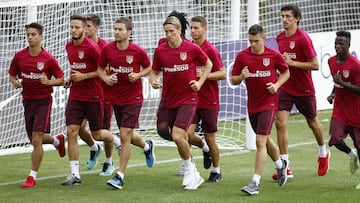 Los jugadores del Atl&eacute;tico durante el entrenamiento. 