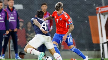 El jugador de la seleccion chilena, Maximiliano Guerrero, es fotografiado durante el partido de clasificacion al Mundial 2026 ante Paraguay.