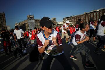 La plancha del Zócalo de Ciudad de México acogió una clase masiva de boxeo y, por segundo año consecutivo, se batió un récord mundial con más de 30.000 alumnos. El acto contó con la presencia de los campeones Julio César Chávez, Jaime Minguía o Humberto González, así como la del presidente del Consejo Mundial de Boxeo, Mauricio Sulaimán