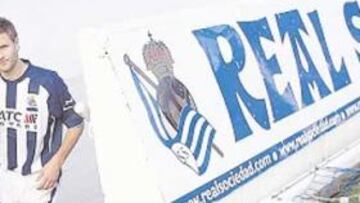 <b>UNA TORRE PARA LA REAL.</b> El ariete danés Morten Skoubo fue presentado ayer en Zubieta.