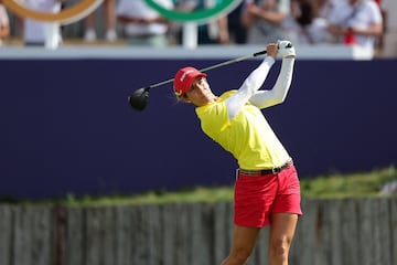 Azahara Muñoz ya ha completado los nueve primeros hoyos del Golf National. La española ha conseguido cuatro birdies, pero también dos bogeys que han mitigado que la remontada fuera a más. Con este inicio, Muñoz ha subido trece puestos y va empatada en el lugar 37 de la tabla con una tarjeta global de +3. 