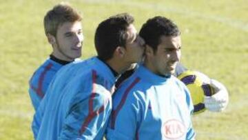 Joel besa a Asenjo.