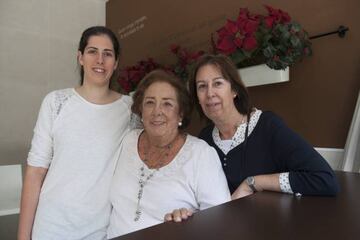 Tres generaciones: María Rosa Rojas Verdaguer, con su hija y su nieta.