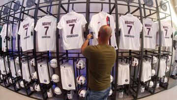La tienda oficial del PSG refleja el impacto de Mbappé, cuyas camisetas dominan las estanterías, donde apenas aparece Neymar.