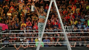 Carmella posa con el maletín tras la pelea Money in the Bank de la WWE.