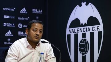 VALENCIA, SPAIN - AUGUST 31:  Anil Murthy president of Valencia CF speaks to the press during Goncalo Guedes presentation as a new player for Valencia CF at Mestalla Stadium on August 31, 2018 in Valencia, Spain.  (Photo by Manuel Queimadelos Alonso/Getty