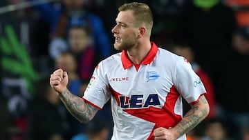 John Guidetti celebra un gol con el Alav&eacute;s