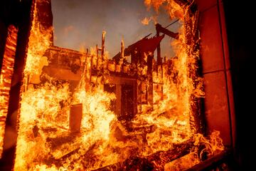 El incendio de Palisades quema una residencia en el vecindario de Pacific Palisades en Los ?ngeles.