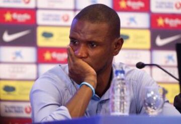 Eric Abidal anunció en una sala de prensa repleta y entre lágrimas que se va del Barcelona. Lo hizo en un acto en el que estuvo acompañado por toda la plantilla del Barcelona y en la que estuvo acompañado por Sandro Rosell y Andoni Zubizarreta.