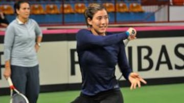 Garbi&ntilde;e Muguruza se entrena ante la mirada de Conchita Mart&iacute;nez.