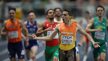 Torun (Poland), 22/03/2026.- Mariano Garcia (2R) of Spain competes in the Men's 1500 Metres Final the World Athletics Indoor Championships at the Kujawsko-Pomorska Arena Torun , Poland, 22 March 2026. (Mundial de Atletismo, Polonia, España) EFE/EPA/Lukasz Gagulski POLAND OUT