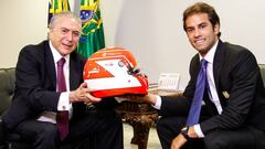 El presidente de Brasil, Michel Temer, con Felipe Nasr, piloto de Sauber.