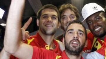 <b>Felices.</b> Reyes, Navarro, Pau Gasol e Ibaka celebraron el triunfo en la Casa de España en Kaunas.