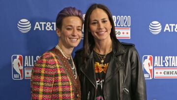 Sue Bird y Megan Rapinoe durante el 69 ° NBA All-Star Game el 16 de febrero de 2020 en United Center en Chicago, Illinois .