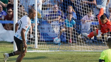 GRADO, 03/08/2025.- El delantero venezolano del Real Oviedo, Salomón Rondón, (i) marca gol ante el Cultural Leonesa durante el partido de pretemporada entre el Oviedo y la Cultural Leonesa, este domingo en el estadio Marqués De la Vega de Anzo. EFE/Paco Paredes