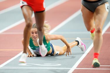 No será un día de grato recuerdo el de ayer para Sarah Healy. La irlandesa finalizó su participación en los Mundiales de atletismo bajo techo de Glasgow (Escocia) con un mal trago. Cuando se acercaba a la meta en la prueba de 1.500 sufrió una aparatosa caída y aterrizó con la cara en el tartán. Por suerte no sufrió grandes daños.