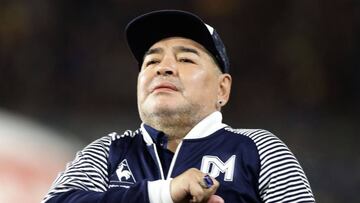 Argentine former football star Diego Maradona acknowledges spectators during an homage before the start of the Argentina First Division 2020 Superliga Tournament football match Boca Juniors vs Gimnasia La Plata, at La Bombonera stadium, in Buenos Aires, on March 7, 2020. (Photo by ALEJANDRO PAGNI / AFP)