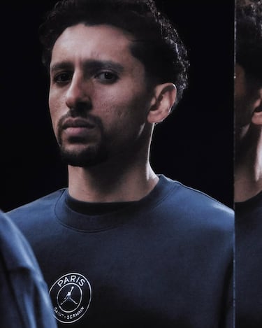 La equipación es predominantemente negra con logotipos en color plateado, incluyendo el logotipo de Jordan (el Jumpman) y el escudo del club, lo que le otorga un aspecto elegante y moderno.