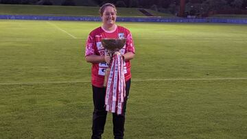 Milagros Mart&iacute;nez con la Copa.