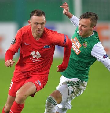 Aursnes (izquierda) esquiva a un rival durante un partido de Europa League.