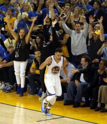 Stephen Curry reacciona tras marcar su décimo triple durante el partido contra los Memphis Grizzlies.
