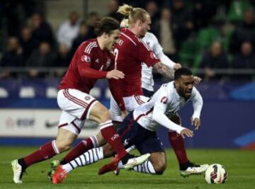 Alexandre Lacazette con Simon Kjaer .