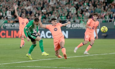 El jugador del Betis, Antony, marca el 1-0 al FC Barcelona. 