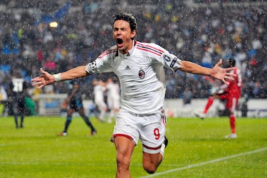El mítico delantero nacido en Plasencia (Emilia Romaña) cambió Turín por Milán en el verano de 2001, cuando el AC Milan pagó a la Juventus 36,15 millones de euros, convirtiéndolo en uno de los fichajes italianos más caros de la época. “SuperPippo”, ya consagrado como goleador con la Juve, se convirtió en leyenda rossonera con más de 300 partidos y 126 goles oficiales, dos Champions League y un Mundial de Clubes. Su oportunismo en el área y su instinto de cazador le valieron el cariño eterno de San Siro, donde celebró títulos memorables como la Champions de 2007 con doblete en la final.

