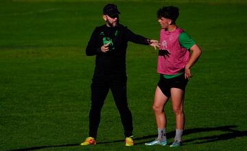 José Alberto, entrenador del Racing, con el canterano Yeray Cabanzón.