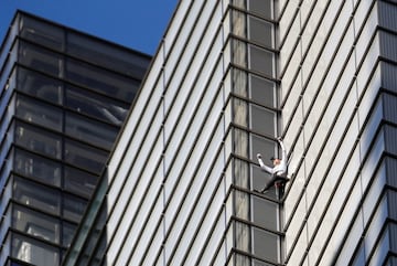 El escalador urbano francés Alain Robert, también conocido como "Spider-Man", sube a Heron Tower, 110 Bishopsgate, en el centro de Londres, la torre más alta de la ciudad de Londres.