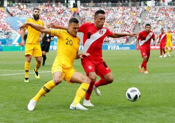 Christian Cueva y Trent Sainsbury.    