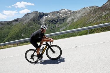 Desde los últimos kilómetros se ve la cima del puerto, pero desde la lejanía. "Hay tres rectas que psicológicamente muy duras, que no bajan del 13% de desnivel. Puedes ceder 30 segundos perdidos y perder mucho más hasta que llegas arriba", explica Pereiro.