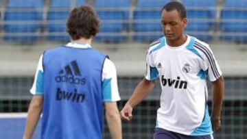 <b>AYER, EN VALDEBEBAS. </b>Fabinho se entrenó a las órdenes de Mourinho. En la imagen, junto a Granero.