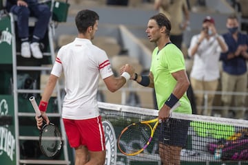 El espectáculo que ofrecieron Djokovic y Nadal en las semifinales de Roland Garros fue tan colosal que cualquiera que presenciase el encuentro no dudaría en afirmar que ese partido fue uno de los mejores de la historia del tenis. Algo sólo comparable a la mítica final de Wimbledon entre Nadal y Federer allá por 2008. La actuación, sólo al alcance de dos genios de la raqueta como son el serbio y el español, dejó boquiabierto al mundo del deporte durante 4 horas y 11 minutos en las que Djokovic remontó un set adverso (3-6, 6-3, 7-6 y 6-2) para conseguir algo que jamás logró nadie en la historia del tenis: vencer dos veces a Nadal en Roland Garros. Después, el serbio se coronó al remontar un 2-0 a Tsitsipas en la final para ser el único en la historia que ha ganado cada uno de los Grand Slams en al menos dos ocasiones. Con 19 majors, se quedaba a sólo uno de Roger y Rafa…