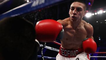 Teófimo Lopez Jr. durante un combate.