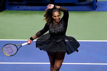 Serena Williams celebrando su victoria frente a Danka Kovinic de Montenegro durante su partido de primera ronda de individuales femeninos del torneo US Open.