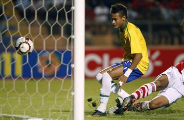 El 17 de enero de 2011 Neymar hizo 4 goles en un partido por primera vez en su carrera. Fue ante Paraguay en el torneo Sudamericano sub 20.