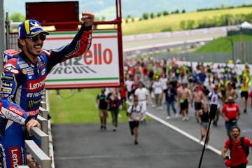 Francesco Bagnaia celebra con sus aficionados, su victoria en el GP de Italia en el circuito de Mugello.