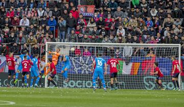 Osasuna - Atlético de Madrid: Se quejó Sergio Rico de una posible falta cuando salía a despejar de puños el esférico, pero el árbitro dijo que no hay nada y el portugués remató a placer dentro del área para poner por delante a los rojiblancos.