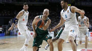Nick Calathes entra a canasta rodeado por Felipe Reyes y Rudy Fernández. El base planea regresar a la NBA.
